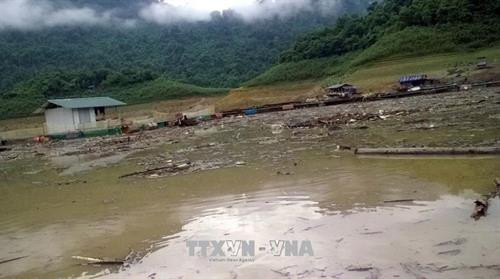 Do mưa lớn, nước dâng cao, bùn đất và rác từ các nơi đổ về nên việc tìm kiếm thi thể em Hoàng Thị Nhàn gặp nhiều khó khăn. Ảnh TTXVN phát Do mưa lớn, nước dâng cao, bùn đất và rác từ các nơi đổ về nên việc tìm kiếm thi thể em Hoàng Thị Nhàn gặp nhiều khó khăn. Ảnh TTXVN phát