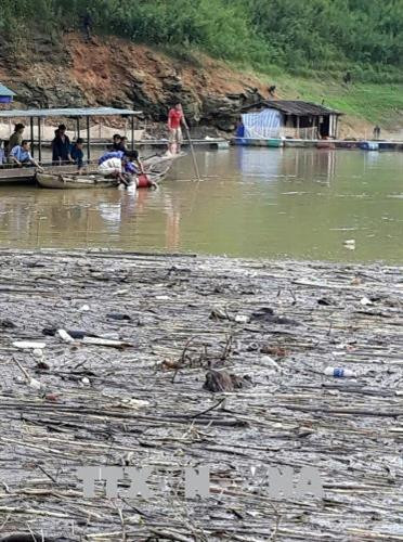 Các lực lượng chức năng nỗ lực tìm kiếm thi thể cháu Hoàng Thị Nhàn. Ảnh TTXVN phát Các lực lượng chức năng nỗ lực tìm kiếm thi thể cháu Hoàng Thị Nhàn. Ảnh TTXVN phát