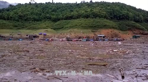 Do mưa lớn, nước dâng cao, bùn đất và rác từ các nơi đổ về nên việc tìm kiếm thi thể em Hoàng Thị Nhàn gặp nhiều khó khăn. Ảnh TTXVN phát Do mưa lớn, nước dâng cao, bùn đất và rác từ các nơi đổ về nên việc tìm kiếm thi thể em Hoàng Thị Nhàn gặp nhiều khó khăn. Ảnh TTXVN phát