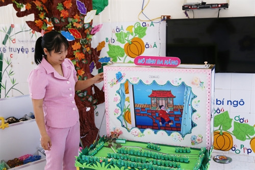 Cô Huỳnh Thị Kiều Quyên với thiết bị dạy học “Mô hình đa năng”. Ảnh: Nam Thái – TTXVN Cô Huỳnh Thị Kiều Quyên với thiết bị dạy học “Mô hình đa năng”. Ảnh: Nam Thái – TTXVN