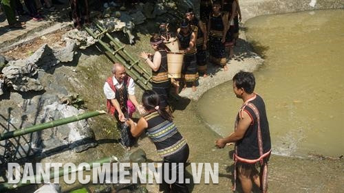 Mọi người cùng vui đùa, té nước để tận hưởng dòng nước mát. Ảnh: Hoàng Tâm