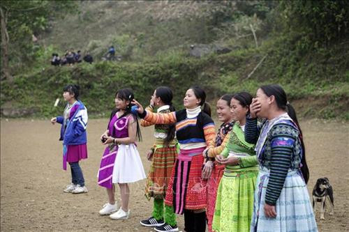 Các cô gái người Mông ở xã Hồng Ngài, huyện Bắc Yên tham gia trò chơi ném Pa Pao. Ảnh: Hữu Quyết - TTXVN Các cô gái người Mông ở xã Hồng Ngài, huyện Bắc Yên tham gia trò chơi ném Pa Pao. Ảnh: Hữu Quyết - TTXVN