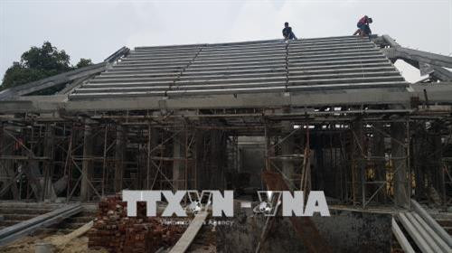 Dù UBND huyện Ứng Hòa đã đình chỉ thi công nhưng công nhân vẫn tiếp tục làm. Ảnh: Đinh Thuận - TTXVN Dù UBND huyện Ứng Hòa đã đình chỉ thi công nhưng công nhân vẫn tiếp tục làm. Ảnh: Đinh Thuận - TTXVN