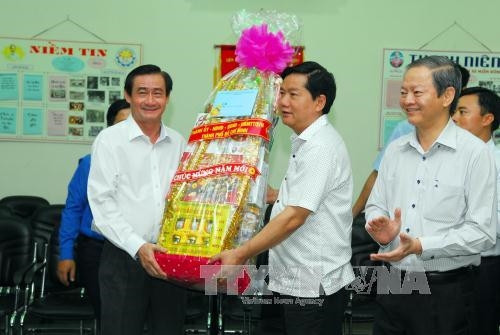 Bí thư Thành ủy Thành phố Hồ Chí Minh Đinh La Thăng thăm, kiểm tra các bến xe và cảng hàng không Quốc tế Tân Sơn Nhất ảnh 2