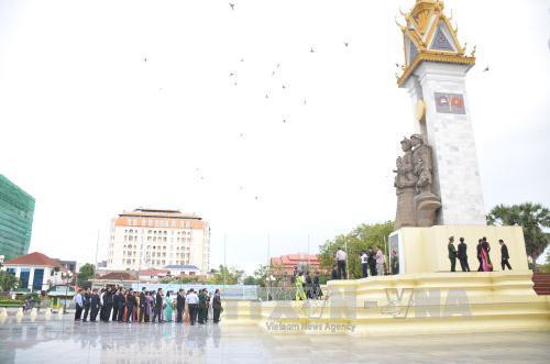 Nhân dịp Kỷ niệm 70 năm Ngày Thương binh-Liệt sĩ, Đại sứ quán Việt Nam, các cơ quan bên cạnh sứ quán, cùng đại diện cộng đồng doanh nghiệp, kiều bào Việt Nam tại Campuchia đến đặt vòng hoa, dâng hương tại Đài hữu nghị Việt Nam - Campuchia ở Thủ đô Phnom Penh để tưởng niệm các anh hùng liệt sỹ Việt Nam hy sinh tại Campuchia, vì sự nghiệp giải phóng và bảo vệ Tổ quốc, cứu giúp nhân dân Campuchia thoát khỏi thảm họa diệt chủng. Ảnh: Phan Minh Hưng - phóng viên TTXVN tại Campuchia Nhân dịp Kỷ niệm 70 năm Ngày Thương binh-Liệt sĩ, Đại sứ quán Việt Nam, các cơ quan bên cạnh sứ quán, cùng đại diện cộng đồng doanh nghiệp, kiều bào Việt Nam tại Campuchia đến đặt vòng hoa, dâng hương tại Đài hữu nghị Việt Nam - Campuchia ở Thủ đô Phnom Penh để tưởng niệm các anh hùng liệt sỹ Việt Nam hy sinh tại Campuchia, vì sự nghiệp giải phóng và bảo vệ Tổ quốc, cứu giúp nhân dân Campuchia thoát khỏi thảm họa diệt chủng. Ảnh: Phan Minh Hưng - phóng viên TTXVN tại Campuchia