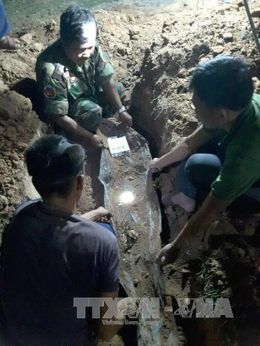 Các chiến sỹ Đội tìm kiếm, cất bốc hài cốt liệt sỹ tỉnh Bình Phước - Đội K72 tìm, lấy mộ liệt sỹ dưới móng trường học đầu năm 2017. Ảnh: TTXVN Các chiến sỹ Đội tìm kiếm, cất bốc hài cốt liệt sỹ tỉnh Bình Phước - Đội K72 tìm, lấy mộ liệt sỹ dưới móng trường học đầu năm 2017. Ảnh: TTXVN