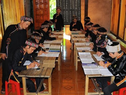 Lớp học chữ Nôm - Dao (Ảnh: Quang Luận).