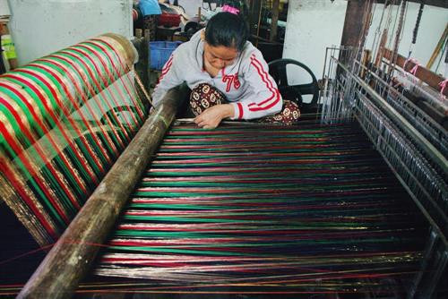 Ninh Thuận vốn được biết đến là vùng đất tập trung nhiều đồng bào Chăm nhất cả nước. Cùng với làng gốm Bàu Trúc, làng dệt Mỹ Nghiệp được coi là hai đại diện tinh hoa nhất của đồng bào dân tộc Chăm nơi đây. Đây cũng là hai trong số những làng nghề lâu đời nhất Đông Nam Á. Ninh Thuận vốn được biết đến là vùng đất tập trung nhiều đồng bào Chăm nhất cả nước. Cùng với làng gốm Bàu Trúc, làng dệt Mỹ Nghiệp được coi là hai đại diện tinh hoa nhất của đồng bào dân tộc Chăm nơi đây. Đây cũng là hai trong số những làng nghề lâu đời nhất Đông Nam Á.