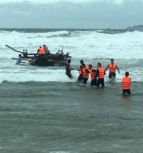 Cán bộ, chiến sĩ Đồn biên phòng Cửa Đại kéo tàu bị trôi dạt ngoài biển vào bờ. Ảnh: Đổ Trưởng-TTXVN Cán bộ, chiến sĩ Đồn biên phòng Cửa Đại kéo tàu bị trôi dạt ngoài biển vào bờ. Ảnh: Đổ Trưởng-TTXVN