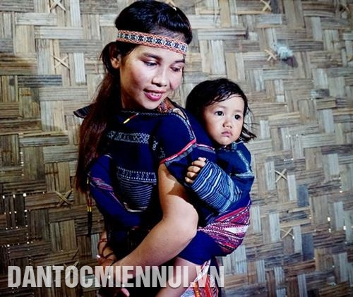 Mẹ và em bé sau khi được làm lễ "thổi tai". Ảnh: Hoàng Hải