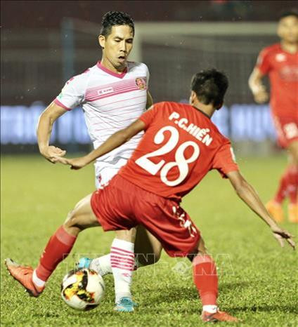 Hậu vệ Hoàng Quảng (6,SGFC) đi bóng trước sự truy cản của Công Hiển (28, Thành phố Hồ Chí Minh). Ảnh: Quang Nhựt – TTXVN Hậu vệ Hoàng Quảng (6,SGFC) đi bóng trước sự truy cản của Công Hiển (28, Thành phố Hồ Chí Minh). Ảnh: Quang Nhựt – TTXVN