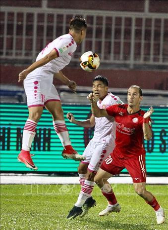 Pha tranh chấp giữa Huỳnh Kesley (70, Thành phố Hồ Chí Minh) trước hàng hậu vệ Sài Gòn FC. Ảnh: Quang Nhựt – TTXVN Pha tranh chấp giữa Huỳnh Kesley (70, Thành phố Hồ Chí Minh) trước hàng hậu vệ Sài Gòn FC. Ảnh: Quang Nhựt – TTXVN