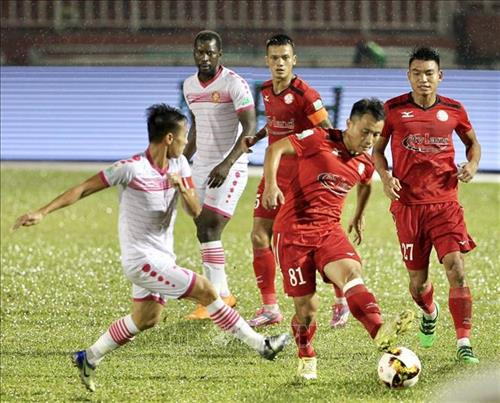 Pha đi bóng của Anh Tuấn (81, Thành phố Hồ Chí Minh) trước hậu vệ Sài Gòn FC. Ảnh: Quang Nhựt - TTXVN Pha đi bóng của Anh Tuấn (81, Thành phố Hồ Chí Minh) trước hậu vệ Sài Gòn FC. Ảnh: Quang Nhựt - TTXVN