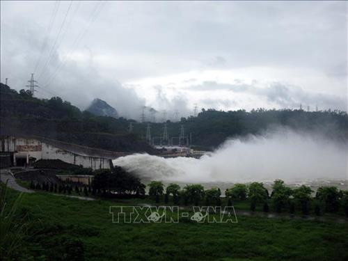 Thủy điện Hòa Bình mở cửa xả đáy số 3. Ảnh : Bùi Thanh Hải Thủy điện Hòa Bình mở cửa xả đáy số 3. Ảnh : Bùi Thanh Hải