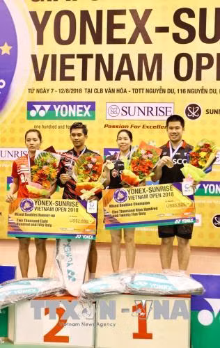 Đôi Nipitphon Phuangphuapet và Savitree Amitrapai (phải) của Thái Lan vô địch nội dung đôi nam nữ. Ảnh: Quang Nhựt – TTXVN