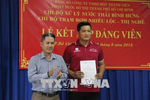 Trao quyết định kết nạp Đảng cho đoàn viên Lê Thanh Tuấn, công nhân bảo dưỡng máy của Nhà máy xử lý nước thải Bình Hưng, chiến sĩ tham gia chiến dịch tình nguyện Kỳ nghỉ hồng năm 2018. Ảnh: Xuân Dự - TTXVN Trao quyết định kết nạp Đảng cho đoàn viên Lê Thanh Tuấn, công nhân bảo dưỡng máy của Nhà máy xử lý nước thải Bình Hưng, chiến sĩ tham gia chiến dịch tình nguyện Kỳ nghỉ hồng năm 2018. Ảnh: Xuân Dự - TTXVN