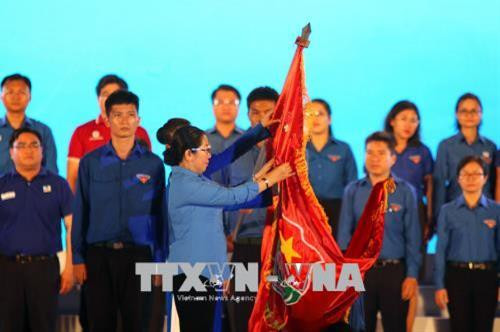 Bà Võ Thị Dung, Phó Bí thư Thành ủy Thành phố Hồ Chí Minh trao Huân chương Lao động hạng Ba do Chủ tịch nước trao tặng cho Thành Đoàn Thành phố Hồ Chí Minh. Ảnh: Thanh Vũ-TTXVN Bà Võ Thị Dung, Phó Bí thư Thành ủy Thành phố Hồ Chí Minh trao Huân chương Lao động hạng Ba do Chủ tịch nước trao tặng cho Thành Đoàn Thành phố Hồ Chí Minh. Ảnh: Thanh Vũ-TTXVN