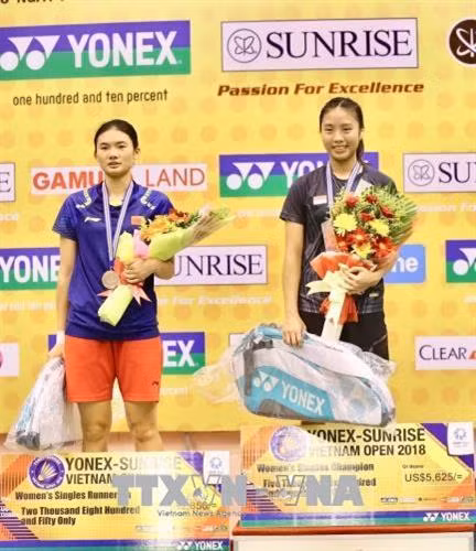 Tay vợt Yeo Jia Min (phải) của Singapore đoạt chức vô địch nội dung đơn nữ. Ảnh: Quang Nhựt - TTXVN