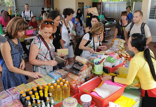 Du khách quốc tế tham quan, mua sắm những sản phẩm truyền thống Du khách quốc tế tham quan, mua sắm những sản phẩm truyền thống