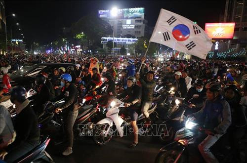 Cổ động viên Thừa Thiên-Huế xuống đường ăn mừng chiếc HCV Sea Games 30 của đội tuyển bóng đá nam. Ảnh: Hồ Cầu - TTXVN Cổ động viên Thừa Thiên-Huế xuống đường ăn mừng chiếc HCV Sea Games 30 của đội tuyển bóng đá nam. Ảnh: Hồ Cầu - TTXVN