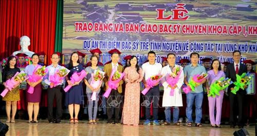 Bộ trưởng Bộ Y tế Nguyễn Thị Kim Tiến biểu dương các các bác sỹ tham gia đào tạo trong dự án "Bác sỹ trẻ tình nguyện về vùng khó khăn". Ảnh: Tường Vi - TTXVN
