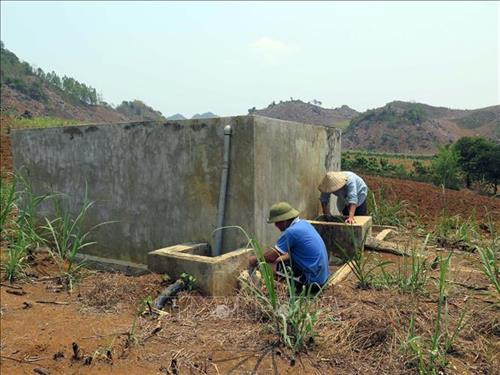 Bể chứa nước sinh hoạt của người dân tái định cư thủy điện Sơn La tại xã Mường Bằng (huyện Mai Sơn) không có nước vào mùa khô. Ảnh: Hữu Quyết - TTXVN