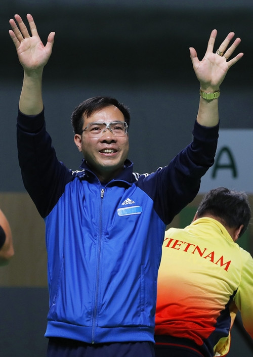 Niềm vui của xạ thủ Hoàng Xuân Vinh sau khi giành HCV Olympic ở nội dung 10m súng ngắn hơi nam, đồng thời cũng là tấm HCV đầu tiên của Thể thao Việt Nam tại một kỳ Olympic. EPA/ TTXVN Niềm vui của xạ thủ Hoàng Xuân Vinh sau khi giành HCV Olympic ở nội dung 10m súng ngắn hơi nam, đồng thời cũng là tấm HCV đầu tiên của Thể thao Việt Nam tại một kỳ Olympic. EPA/ TTXVN