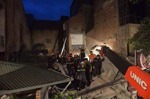 Hiện trường vụ sập nhà. Ảnh: Lê Minh Sơn - TTXVN Hiện trường vụ sập nhà. Ảnh: Lê Minh Sơn - TTXVN