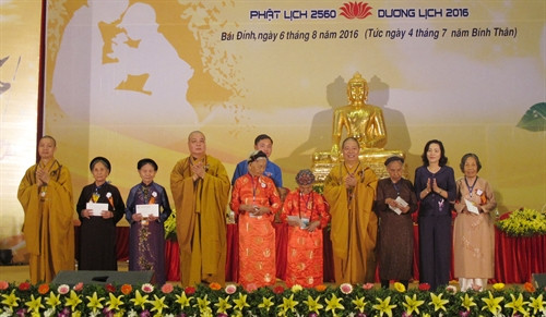 Ban Tổ chức trao tặng quà cho các Mẹ Việt Nam Anh hùng. Ảnh: Ninh Đức Phương – TTXVN