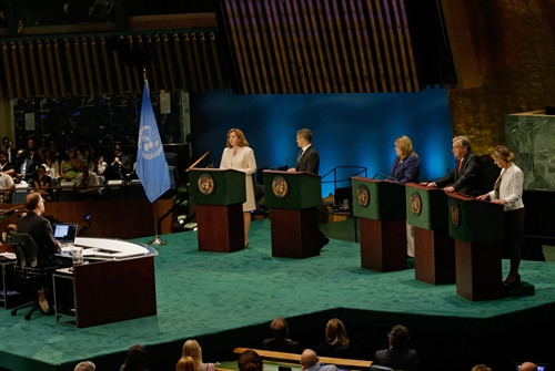 Theo kết quả bỏ phiếu lần hai, cựu Thủ tướng Bồ Đào Nha Antonio Guterres (thứ hai, từ phải sang) tiếp tục dẫn đầu cuộc đua với 11 phiếu tín nhiệm, 2 phiếu không tín nhiệm và 2 phiếu không có ý kiến. EPA/ TTXVN