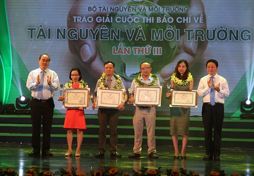 Chủ tịch Ủy ban Trung ương MTTQ Việt Nam Nguyễn Thiện Nhân trao giải A cho các cá nhân đoạt giải. Ảnh: Nguyễn Dân -TTXVN