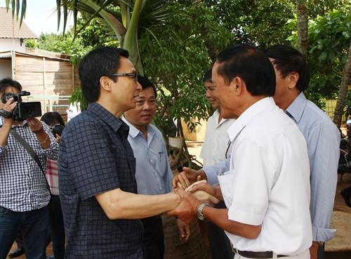 Phó Thủ tướng Vũ Đức Đam chia buồn với gia đình có người thân bị tử vong do sốt xuất huyết ở thành phố Buôn Ma Thuột, tỉnh Đắk Lắk. Ảnh: Dương Giang- TTXVN Phó Thủ tướng Vũ Đức Đam chia buồn với gia đình có người thân bị tử vong do sốt xuất huyết ở thành phố Buôn Ma Thuột, tỉnh Đắk Lắk. Ảnh: Dương Giang- TTXVN