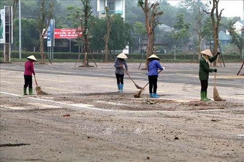 Công nhân Khu di tích lịch sử Đền Hùng tích cực dọn dẹp vệ sinh môi trường. Ảnh: Trung Kiên - TTXVN