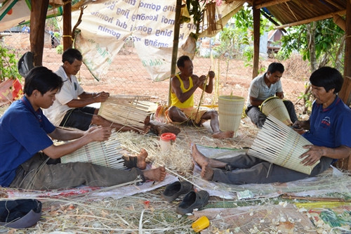 Những nghệ nhân làng Nglơm Thung đang đan gùi. Ảnh. Đ.Y Những nghệ nhân làng Nglơm Thung đang đan gùi. Ảnh. Đ.Y