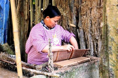 Lớp giấy còn ướt hiện hình trên khung.