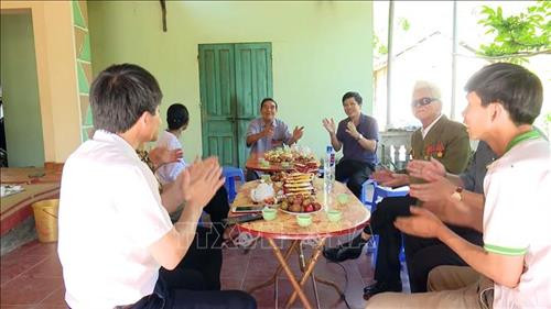 Các cựu chiến binh và người thân ôn lại những bài hát về chiến dịch Điện Biên Phủ. Ảnh: Hữu Quyết - TTXVN Các cựu chiến binh và người thân ôn lại những bài hát về chiến dịch Điện Biên Phủ. Ảnh: Hữu Quyết - TTXVN