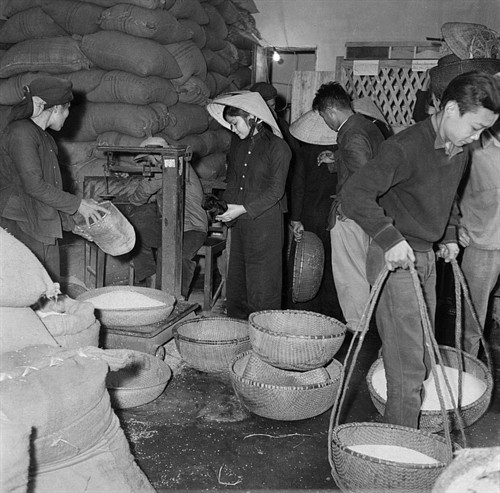 Quầy lương thực phân phối gạo nếp cho công nhân ăn Tết tại Hòn Gai (TP Hạ Long, tỉnh Quảng Ninh ngày nay) trong thời kỳ bao cấp. Ảnh: TTXVN Quầy lương thực phân phối gạo nếp cho công nhân ăn Tết tại Hòn Gai (TP Hạ Long, tỉnh Quảng Ninh ngày nay) trong thời kỳ bao cấp. Ảnh: TTXVN