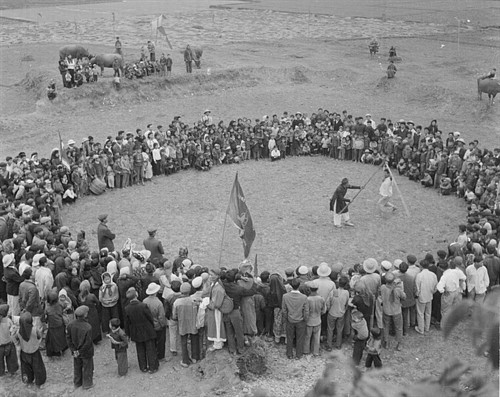 Nhân dân Phú Xuyên, Hà Đông (huyện Phú Xuyên, Hà Nội ngày nay) vui Xuân Canh Tý 1960. Ảnh: TTXVN Nhân dân Phú Xuyên, Hà Đông (huyện Phú Xuyên, Hà Nội ngày nay) vui Xuân Canh Tý 1960. Ảnh: TTXVN