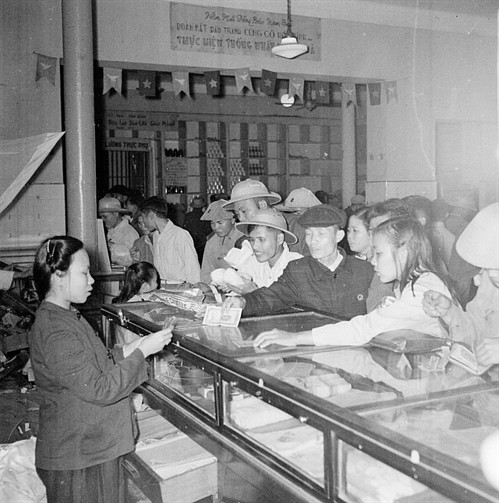 Cửa hàng mậu dịch phục vụ Tết Bính Thân 1956 tại Hà Nội. Ảnh: TTXVN Cửa hàng mậu dịch phục vụ Tết Bính Thân 1956 tại Hà Nội. Ảnh: TTXVN