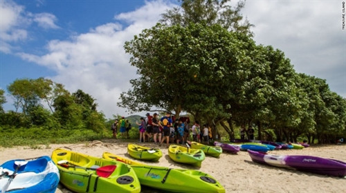 Hãy đến đây để chiêm ngưỡng tượng Phật lớn nhất thế giới. Chỉ mất 30 đi từ đảo Hong Kong, bạn có thể dành 1 ngày ở Lantau để khám phá những thác nước hùng vĩ, những làng chài, bãi biển… Tượng Đại Phật Thiên Tân: Đây là bức tượng Phật ngồi bằng đồng lớn nhất thế giới với chiều cao 34 mét, nặng 250 tấn, mỗi ngày thu hút hàng ngàn lượt người đến thăm quan. Beach House: Có một chuỗi quán cà phê nhìn ra biển, bao gồm Beach House. Tại đây phục vụ các món ăn Địa Trung Hải, chủ yếu là các món hải sản. Được mệnh danh là lá phổi của Hong Kong, Lantau địa hình chủ yếu đồi núi, có những bãi cát trải dài bờ biển và công viên lớn nhất đảo. Gia súc trên đảo nhiều hơn cả taxi: Gần 1.000 con gia súc so với 75 chiếc taxi có trên đảo. Nằm giữa những ngọn núi và các cánh đồng lúa, bãi biển Pui O là sự lựa chọn tuyệt vời cho những người thích tắm nắng, lướt sóng và ngắm những con trâu nước đặc trưng của Lantau. Mavericks: Được mở cửa vào năm 2014, với đồ nội thất “cũ kỹ”, những tấm ván lướt sóng trang trí trên tường và ngay cả đoạn đường trượt băng nhỏ đã nhanh chóng biến Mavericks trở thành điểm đến hấp dẫn ở Lantau. Cắm trại ở Pui O: Một khu cắm trại công cộng gần biển, ngay bên cạnh nó là một doanh nghiệp địa phương cung cấp lều trại, túi ngủ, đồ dùng nấu nướng,… mọi đồ dùng cần thiết cho du khách. Biển Cheung Sha: Gần khu cắm trại là một địa điểm phổ biến để thưởng thức đồ ăn nhẹ và đồ uống. The Stoep: Nằm cách xa bờ biển, The Stoep là một trong những nhà hàng Nam Phi nổi tiếng nhất ở Hong Kong. Hãy đến đây để chiêm ngưỡng tượng Phật lớn nhất thế giới. Chỉ mất 30 đi từ đảo Hong Kong, bạn có thể dành 1 ngày ở Lantau để khám phá những thác nước hùng vĩ, những làng chài, bãi biển… Tượng Đại Phật Thiên Tân: Đây là bức tượng Phật ngồi bằng đồng lớn nhất thế giới với chiều cao 34 mét, nặng 250 tấn, mỗi ngày thu hút hàng ngàn lượt người đến thăm quan. Beach House: Có một chuỗi quán cà phê nhìn ra biển, bao gồm Beach House. Tại đây phục vụ các món ăn Địa Trung Hải, chủ yếu là các món hải sản. Được mệnh danh là lá phổi của Hong Kong, Lantau địa hình chủ yếu đồi núi, có những bãi cát trải dài bờ biển và công viên lớn nhất đảo. Gia súc trên đảo nhiều hơn cả taxi: Gần 1.000 con gia súc so với 75 chiếc taxi có trên đảo. Nằm giữa những ngọn núi và các cánh đồng lúa, bãi biển Pui O là sự lựa chọn tuyệt vời cho những người thích tắm nắng, lướt sóng và ngắm những con trâu nước đặc trưng của Lantau. Mavericks: Được mở cửa vào năm 2014, với đồ nội thất “cũ kỹ”, những tấm ván lướt sóng trang trí trên tường và ngay cả đoạn đường trượt băng nhỏ đã nhanh chóng biến Mavericks trở thành điểm đến hấp dẫn ở Lantau. Cắm trại ở Pui O: Một khu cắm trại công cộng gần biển, ngay bên cạnh nó là một doanh nghiệp địa phương cung cấp lều trại, túi ngủ, đồ dùng nấu nướng,… mọi đồ dùng cần thiết cho du khách. Biển Cheung Sha: Gần khu cắm trại là một địa điểm phổ biến để thưởng thức đồ ăn nhẹ và đồ uống. The Stoep: Nằm cách xa bờ biển, The Stoep là một trong những nhà hàng Nam Phi nổi tiếng nhất ở Hong Kong.