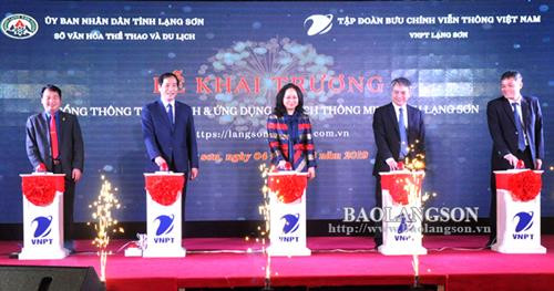 Các đại biểu bấm nút chính thức khai trương “Cổng thông tin du lịch và ứng dụng du lịch thông minh” tỉnh Lạng Sơn.Ảnh : baolangson.vn Các đại biểu bấm nút chính thức khai trương “Cổng thông tin du lịch và ứng dụng du lịch thông minh” tỉnh Lạng Sơn.Ảnh : baolangson.vn