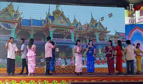 Múa hát mừng Lễ Sen Dolta của đồng bào Khmer. Ảnh: Trung Hiếu-TTXVN Múa hát mừng Lễ Sen Dolta của đồng bào Khmer. Ảnh: Trung Hiếu-TTXVN