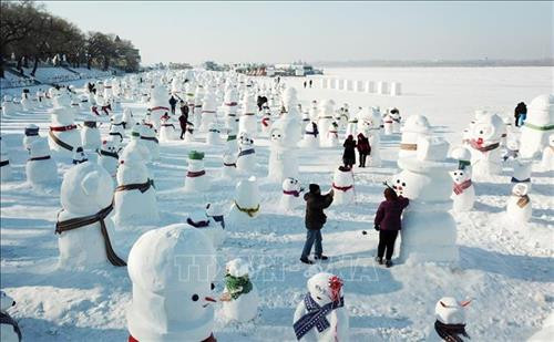 Khách du lịch chụp ảnh với người tuyết trưng bày tại Cáp Nhĩ Tân. Ảnh: THX/TTXVN Khách du lịch chụp ảnh với người tuyết trưng bày tại Cáp Nhĩ Tân. Ảnh: THX/TTXVN