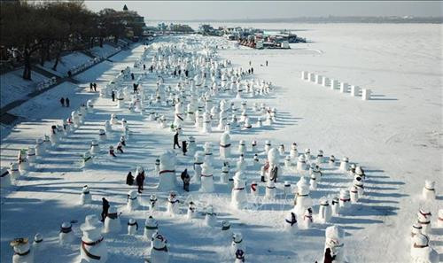 Khách du lịch chụp ảnh với người tuyết trưng bày tại Cáp Nhĩ Tân. Ảnh: THX/TTXVN Khách du lịch chụp ảnh với người tuyết trưng bày tại Cáp Nhĩ Tân. Ảnh: THX/TTXVN