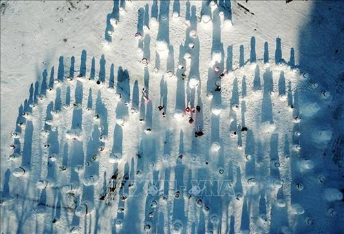 Khách du lịch chụp ảnh với người tuyết trưng bày tại Cáp Nhĩ Tân. Ảnh: THX/TTXVN Khách du lịch chụp ảnh với người tuyết trưng bày tại Cáp Nhĩ Tân. Ảnh: THX/TTXVN