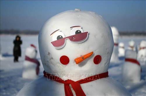 Khách du lịch chụp ảnh với người tuyết trưng bày tại Cáp Nhĩ Tân. Ảnh: THX/TTXVN Khách du lịch chụp ảnh với người tuyết trưng bày tại Cáp Nhĩ Tân. Ảnh: THX/TTXVN