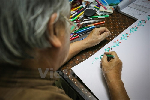 Ngoài sự sáng tạo và cẩn thận trong từng nét vẽ, điều quan trọng với ông là hiểu được ý của khách hàng, phải làm được nhiều hơn những gì họ muốn truyền tải trong tờ báo tường. (Ảnh: Minh Sơn/Vietnam+) Ngoài sự sáng tạo và cẩn thận trong từng nét vẽ, điều quan trọng với ông là hiểu được ý của khách hàng, phải làm được nhiều hơn những gì họ muốn truyền tải trong tờ báo tường. (Ảnh: Minh Sơn/Vietnam+)