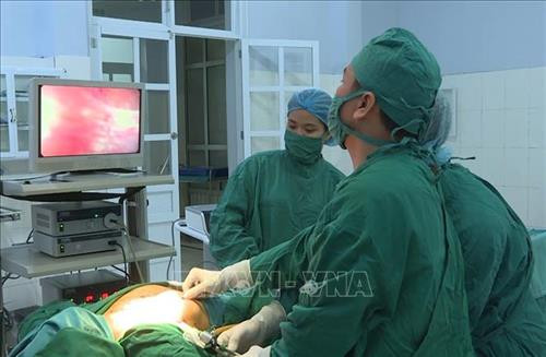 Các bác sỹ của bệnh viên đa khoa Mộc Châu thực hiện phẫu thuật nội soi tuyến giáp cho bệnh nhân Hoàng Thị Ly. Ảnh: Nguyễn Cường - TTXVN Các bác sỹ của bệnh viên đa khoa Mộc Châu thực hiện phẫu thuật nội soi tuyến giáp cho bệnh nhân Hoàng Thị Ly. Ảnh: Nguyễn Cường - TTXVN