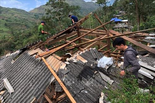 Huyện Tân Uyên hỗ trợ các hộ dân bị thiệt hại do gió lốc, mưa đá ảnh 1 Huyện Tân Uyên hỗ trợ các hộ dân bị thiệt hại do gió lốc, mưa đá ảnh 1