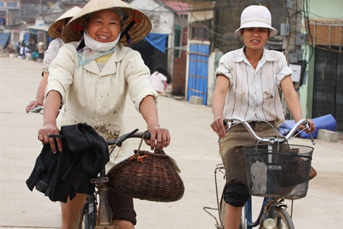 Nụ cười vẫn luôn nở trên môi những người phụ nữ Ngư Lộc, cho dù cuộc sống còn biết bao gian khó.